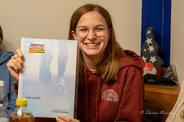 Spielerin Celine Bugl präsentiert stolz ihre Unterlagen zur Leistungsanalyse. | Foto: Thomas navratil