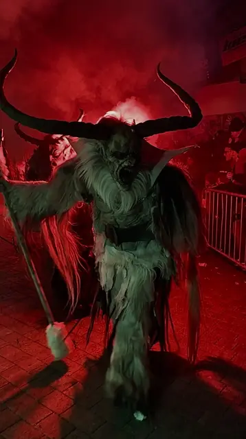 Gänsehaut garantiert: Die Krampus-Gruppen beeindruckten das Publikum in Tulfes mit einer feurigen Show. | Foto: Tulfer Höllenbruat