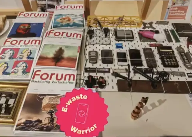 Angelika Schlagers "Trashboard" Elektroschrott, der von Kupferdieben im Schutzgebiet Kleehäufel entsorgt wurde.