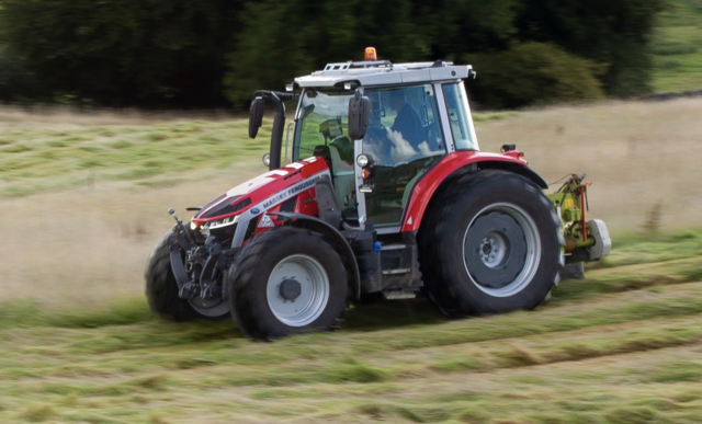 Ein 18-jähriger Traktorlenker kam am Dienstag von der Straße ab. Sowohl er als auch ein 17 Monate altes Kleinkind, das sich ebenfalls im Traktor befand, wurden dabei verletzt.  | Foto: Unsplash