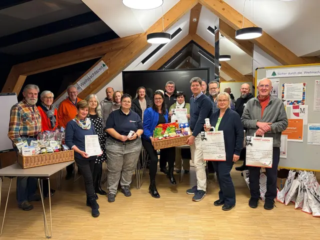 Vizebgm. Georg Kabas, Zivilschutz-GR Birgit Kerschbaumer und Gesundheits-Ausschussvorsitzender Michael Strozer mit Vertretern von Hilfsorganisationen und Interessierten des 4. Mauerbacher Zivilschutz-Stammtisches. | Foto: Gemeinde Mauerbach