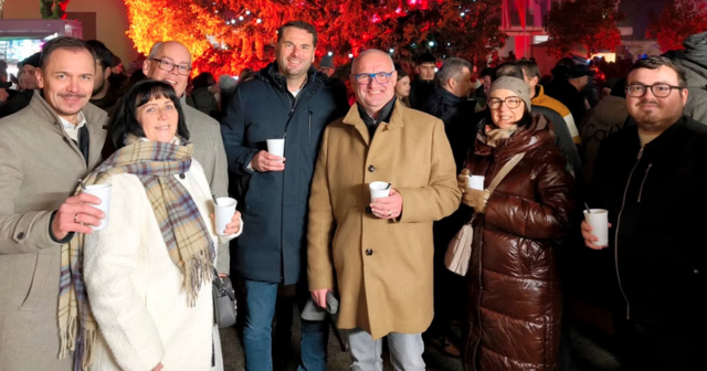 Bürgermeister Philip Pelzer (ganz links) am 27. Andauer Adventmarkt. | Foto: Philip Pelzer