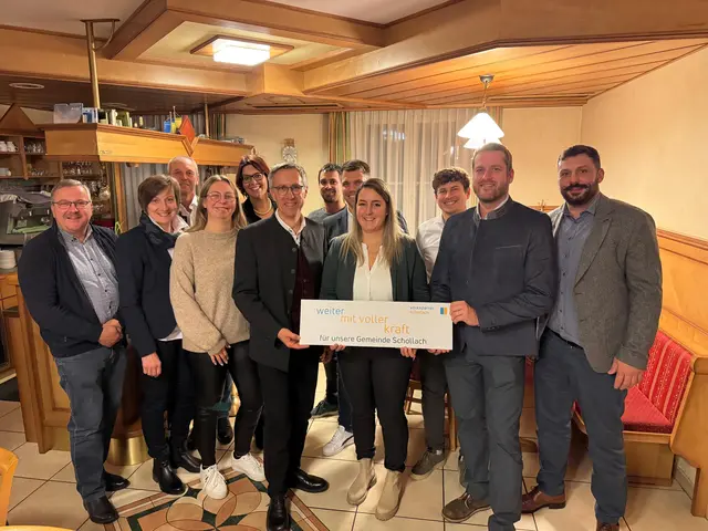 Bürgermeister Martin Berger, Bezirksparteiobmann Georg Strasser, Gemeindeparteiobfrau Julia Mautner und Teile des gewählten Vorstandes der VP Schollach am Parteitag. | Foto: VP Bezirk Melk