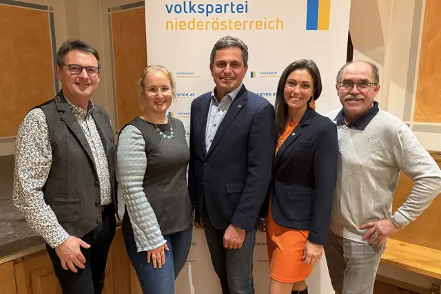 LAbg. Franz Linsbauer gratulierte dem VP-Führungsteam mit Daniela Bauer, GPO Andi Nendwich, Vbgm. Cornelia Weiß und Gerald Macek (v.l.). | Foto: Herbert Gschweidl