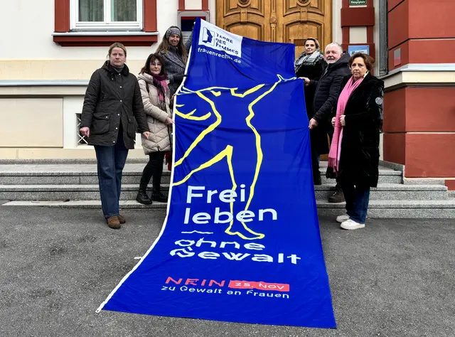 Vor dem Rathaus wurde die Flagge in Anwesenheit von Bürgermeisterin Bettina Bauernhofer (rechts hinten) gehisst. | Foto: MeinBezirk/Leonie Herrmann