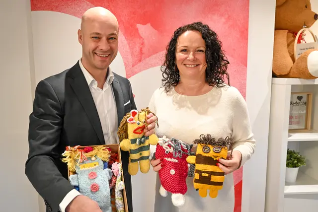 Vizebürgermeister Martin Hajart (ÖVP) überbrachte 200 "Kummerkuschler" sowie eine Spende an das Teddyhaus Linz. | Foto: Lea-Sophie Hiegelsberger