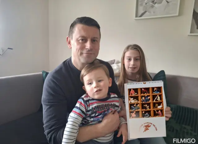 Familie Wallner aus Andorf mit dem Kalender von "Laufend dahoam helfen".  | Foto: Dieplinger