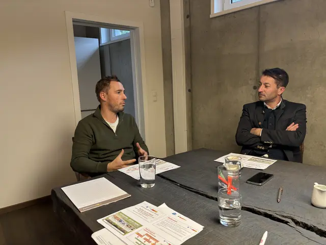 Rainer Pußwald (l.) führt das größte Laubholz verarbeitende Sägewerk im Vulkanland.  | Foto: MeinBezirk/Markus Kopcsandi 