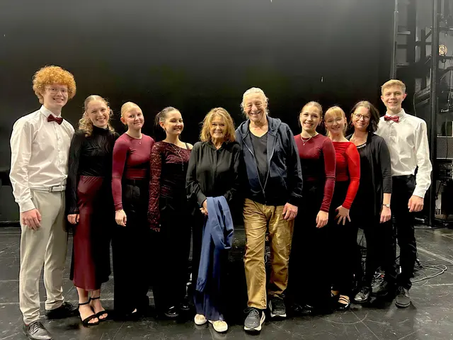 Die sieben Jugendlichen aus dem Bezirk Weiz mit Wencke Myhre und Pianist Anders Eljas sowie Chorleiterin Marieluise Marchel. | Foto: Privat