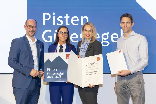 Landesrat Mario Gerber (links) gemeinsam mit Reinhard Klier, Sprecher der Tiroler Seilbahnwirtschaft (rechts), und Simone Larcher, Vorständin der Abteilung Sport des Landes Tirol (zweite von rechts), bei der Verleihung an das Skigebiet Muttereralm. | Foto: WKT/Die Fotografen