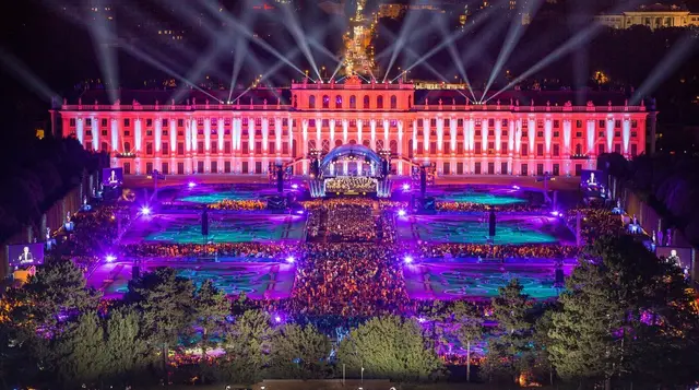 Die traditionellen Sommernachtskonzerte der Wiener Philharmoniker finden im Park des Schloss Schönbrunn statt. Die nächste Ausgabe findet am 19. Juni 2026 statt, dies wird jedoch nicht mehr von der Stadt mit 250.000 Euro gefördert. | Foto: Julius Silver