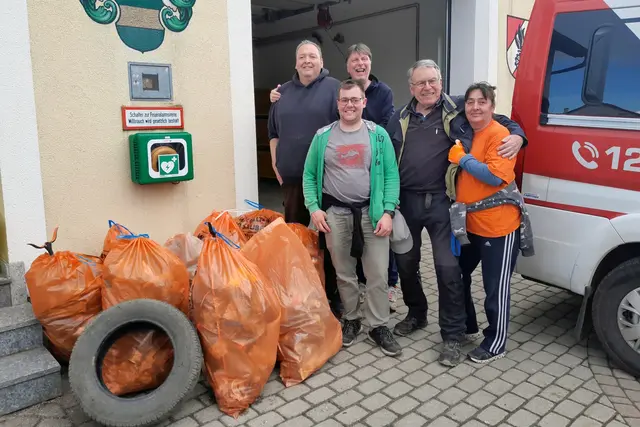 Bei den Müllsammlungen und Trenn-Aktionen packt auch immer wieder der Obmann des Gemeindeverbandes und Bürgermeister Franz Göd mit an. | Foto: Missingdorf