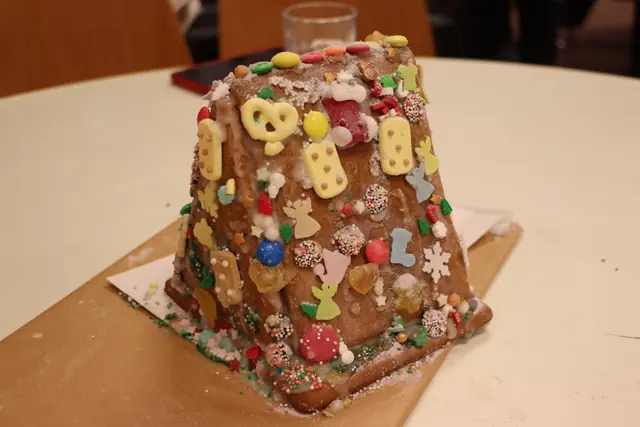 Jedes Lebkuchenhäuschen war eine süße Versuchung. Dieses fertigten die Kinder der 1. und 2. Klasse der Nachmittagsbetreuung an.  | Foto: Edith Ertl