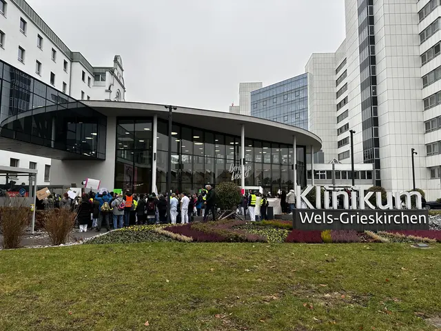 Am Klinikum Wels-Grieskirchen setzte die Belegschaft – allen voran aus der Pflege – der Betriebsleitung das Messer an und droht mit Warnstreiks. | Foto: MeinBezirk