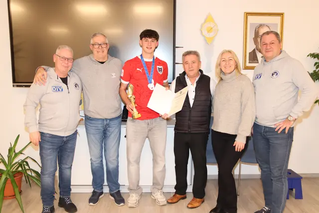 Gregor Weickel, Radenko Savic, ÖFB-Spieler Sergej Savic, Bürgermeister Alfred Artmäuer, Milica Savic und Peter Hautzinger. | Foto: Manfred Wlasak