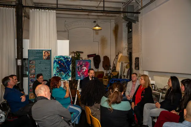 Bezirksvorsteher Marcus Franz im Austausch mit Teilnehmenden der Podiumsdiskussion  | Foto: Christian Kantner 