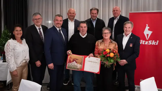 Personalleiterin Andrea Gandler, Bgm. Klaus Winkler, WK-Obmann Hermann Huber, KitzSki Vorstand Christian Wörister, Jubilar Ernst Horngacher mit Ehefrau Christine, Betriebsrat Andreas Hochwimmer, AK-Rat Heribert Mariacher und KitzSki Vorstandsvorsitzender Anton Bodner. | Foto: KitzSki