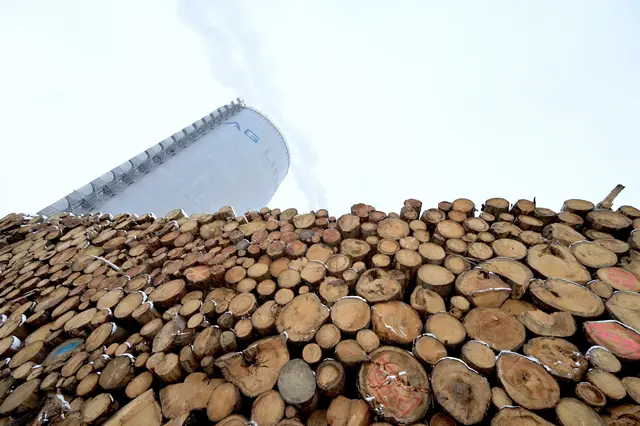 Das Biomasse-Lager und der Fernwärmespeicher der Linz AG sind zwei Säulen der Versorgungssicherheit.  | Foto: LINZ AG