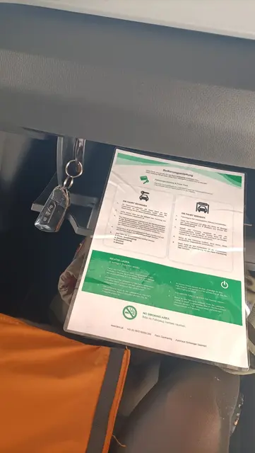 Schlüssel und wichtige Unterlagen liegen im Handschuhfach bereit. | Foto: REA
