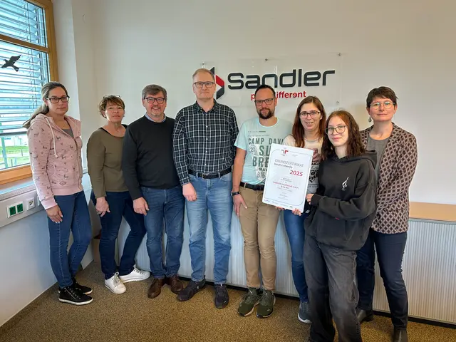 Entgegennahme des Zertifikats im Betrieb: Elke Dworschak, VzBGM Susanne Nagl, Bürgermeister Peter Grafeneder, Geschäftsführer Hannes Sandler, Prokurist Christoph Raidl, Jacqueline Palmetshofer, ElenaBichlmayr, Audit-Beauftragte Maria Lackner (v.l.). | Foto: Sandler print different
