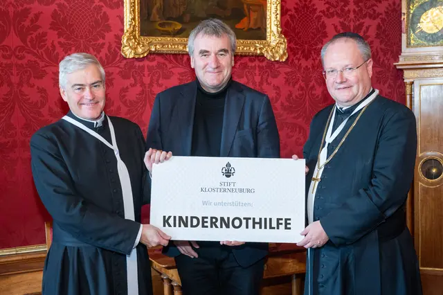 Stiftskämmerer Elias Carr, Kindernothilfe-Österreich Geschäftsleiter Gottfried Mernyi und Propst Anton Höslinger. | Foto: Stift Klosterneuburg/Walter Hanzmann