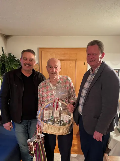 Der Jubilar Anton Stummer (Mitte) mit Ortsparteiobmann Johannes Ecker (links) und Gemeinderat Harald Neubacher (rechts). | Foto: FPÖ UU