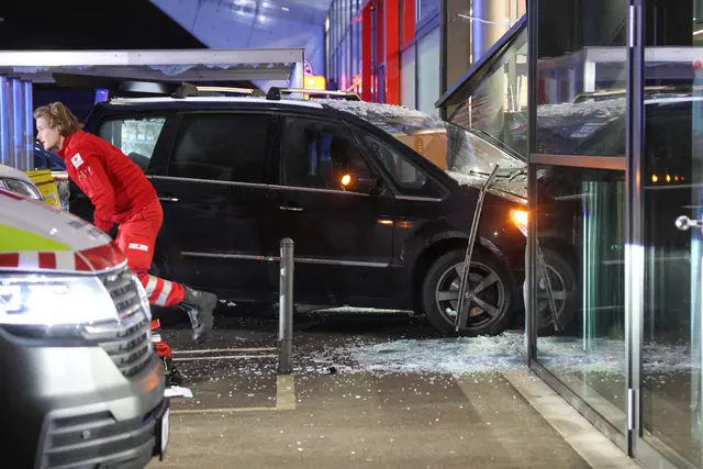 Ein Pkw wird von einem Kleintransporter in die Fassade der Eurospar-Filiale in Wels-Vogelweide geschoben. Als Auslöser wird ein Herzinfarkt vermutet. | Foto: laumat.at