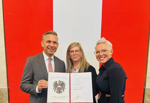 Fundermax wurde vom Bundesministerium für Wirtschaft, Energie und Tourismus (BMWET) mit dem Bundeswappen und dem Zusatz "Staatlich ausgezeichneter Ausbildungsbetrieb" geehrt.  | Foto: Fundermax