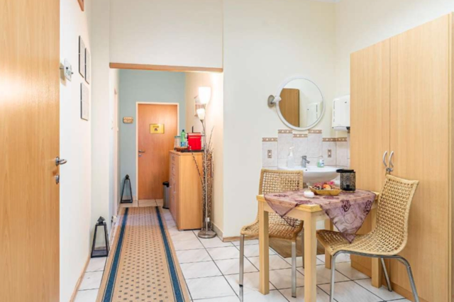 Die freundlich hellen Räumlichkeiten sorgen für einen hohen Wohlfühlfaktor bei den Kunden.  | Foto: Elfis Massage- und Energetikinstitut