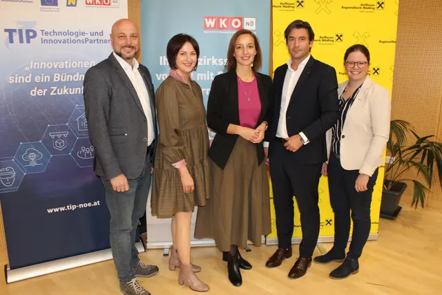 Martin Fürndraht (WKNÖ-Obmann), Sonja Laimer (Geschäftsleiterin RRB Mödling), Ana Simic (Keynote-Speakerin), Jürgen Brandstötter (Firmenkunden-Leiter RRB Mödling), Andrea Lautermüller (Bezirksstellenleiterin der WK Mödling). | Foto: RRB Mödling