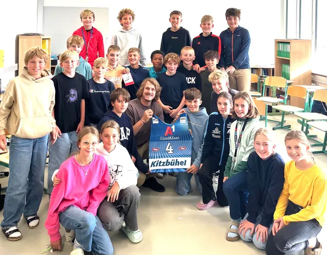 Manuel Feller (Mi.) brachte HK-Startnummer mit. | Foto: MS Kitzbühel