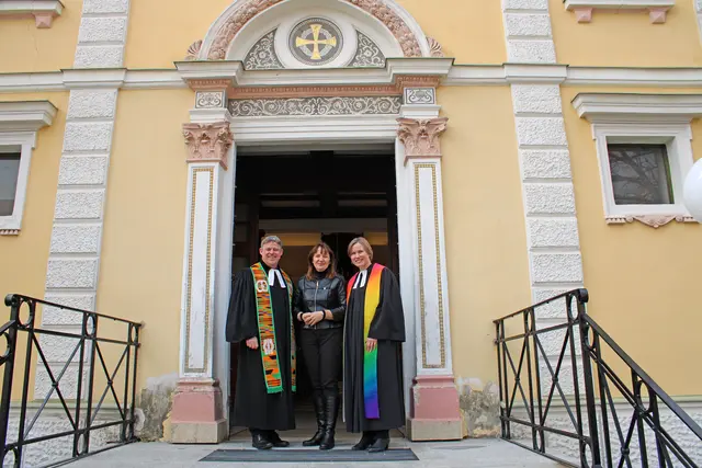 150 Jahre Evangelische Kirche Mödling. Die Pfarrer Markus Lintner und Anne Tikkanen-Lippl freuten sich über den Besuch von Bürgermeisterin Silvia Drechsler.  | Foto: Stadtgemeinde Mödling / mc