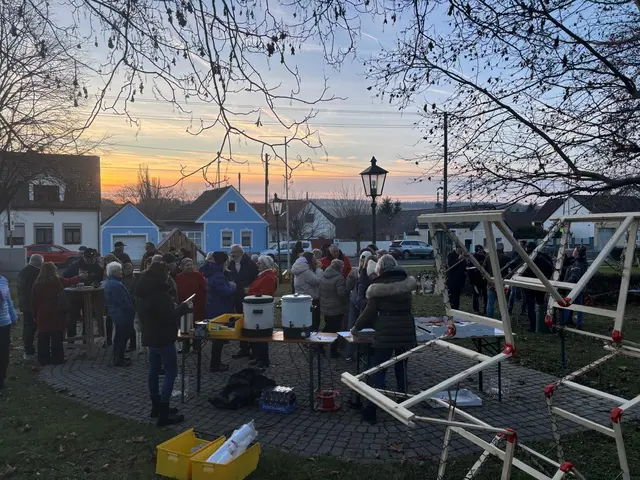 Die Adventfenster im Park werden während der gesamten Adventszeit täglich beleuchtet. | Foto: Verschönerungsverein Nebersdorf