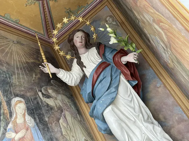 Der Überlieferung zufolge war Barbara eine junge Frau, die für ihren christlichen Glauben verfolgt wurde. Sie ist eine von vielen Heiligen in der katholischen Kirche.