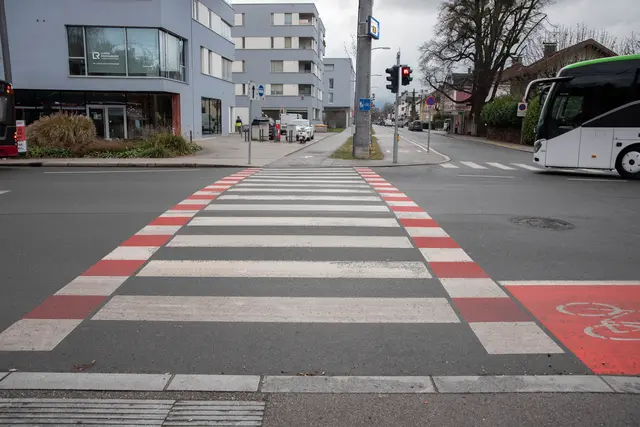 Bei rund 80 Gefahrenstellen, Übergängen, Radwegen und Fahrradstraßen hat das Straßen- und Brückenamt Markierungen erneuert oder neu angebracht. | Foto: Stadt Salzburg/Escabosa