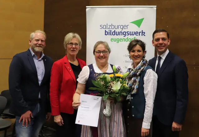Anna Innerhofer (Mitte) wurde mit der Ehrennadel des Salzburger Bildungswerkes in Silber ausgezeichnet. Im Bild mit (v.li.) Regionalbegleiter Wolfgang Hitsch, Bezirksleiterin Christine Winkler, Vizebürgermeisterin Eveline Bayrhamer und Bürgermeister Robert Bimminger. | Foto: Salzburger Bildungswerk/Johann Innerhofer