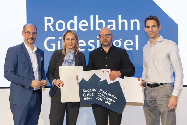 Landesrat Mario Gerber (links) gemeinsam mit Reinhard Klier, Sprecher der Tiroler Seilbahnwirtschaft (rechts), und Simone Larcher, Vorständin der Abteilung Sport des Landes Tirol (zweite von links), bei der Verleihung an die Naturrodelbahnen Innervillgraten Kalkstein 1 und Innervillgraten Kalkstein 2. | Foto: WKT/Die Fotografen