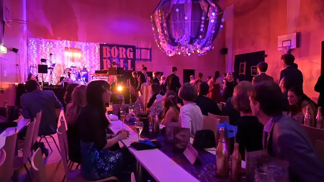 Ein Schnappschuss der Eröffnung mit einem Eindruck vom Ballsaal | Foto: Abigél Szeles