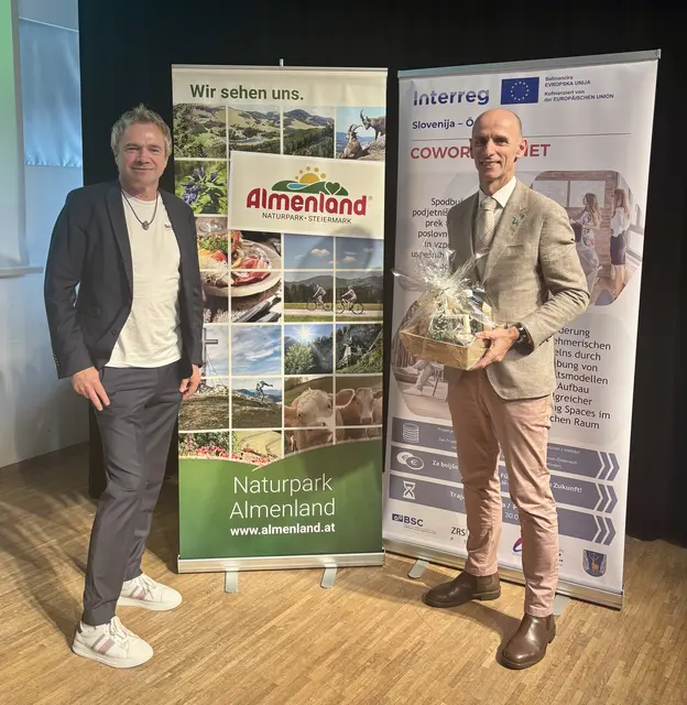 Obmann der Almenland-Wirtschaft Thomas Reisinger (links) mit Willibald Ehrenhöfer, Landesrat für Wirtschaft, Arbeit, Finanzen, Wissenschaft und Forschung. | Foto: Naturpark Almenland