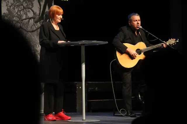 Chris Lohner las weihnachtliche Geschichten, Toni Matosic sorgte für die Musik im Forum Kloster Gleisdorf. | Foto: Josef Hofmüller