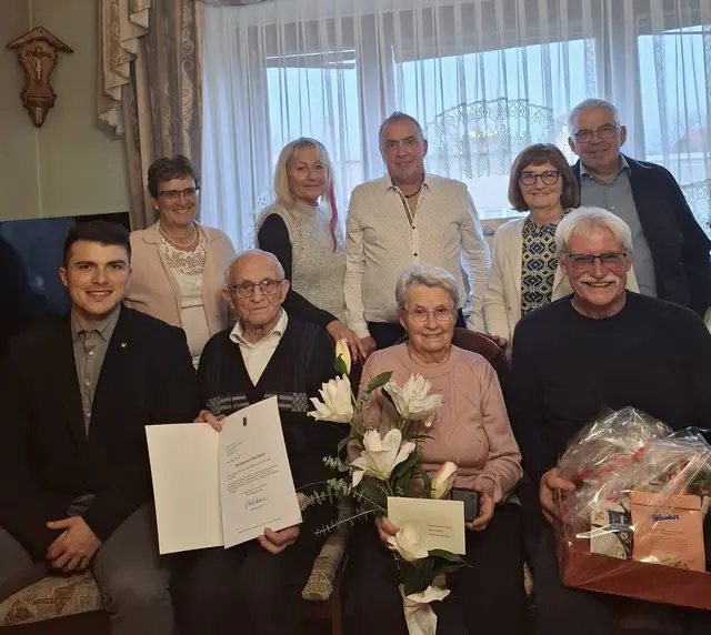 Maria und Klemens Steiner feiern ihre Steinerne Hochzeit – 67,5 gemeinsame Jahre. Auch Bürgermeister Hermann Gindl und Herr Eder von der BH Gänserndorf gratulierten herzlich; die Redaktion schließt sich den Glückwünschen gerne an. | Foto: Steiner Alfred
