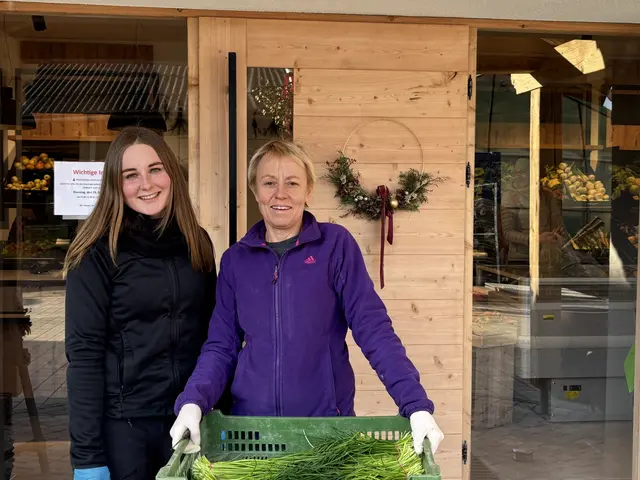 Sabine Winklhofer freut sich über die Hofladen-Wiedereröffnung in Viehhausen. | Foto: Simon Haslauer
