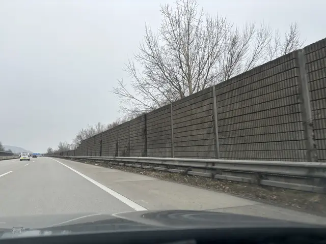 2026 sollen Lärmschutzwände beim Ortszentrum von Breitenbach am Inn sowie im Ortsteil Peisselberg umgesetzt werden (Symbolfoto). | Foto: Victoria Edlinger
