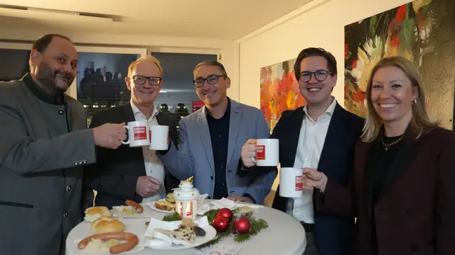 Stießen zusammen mit alkoholfreien Punsch in Salzburg an: Alexander Klaus, Herwig Struber, Sigi Kämmerer, Fabian Scharler und Isabella Laimer.  | Foto: Sabrina Moriggl