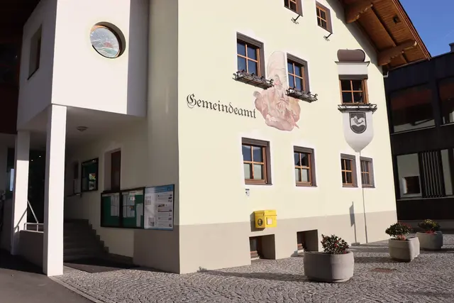 Der Hort – welcher ursprünglich neu gebaut werden sollte – könnte dann gemeinsam mit der Mittagsbetreuung im Bereich der Volksschule und Umgebung Platz finden. Die Gemeinde prüft gerade die Möglichkeiten.  | Foto: Christiane Nimpf