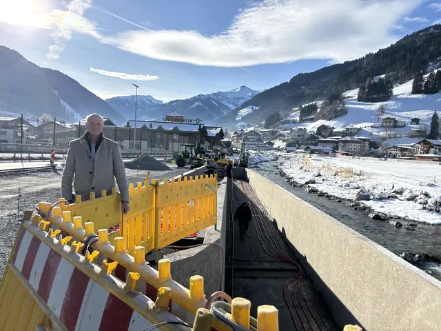 Bürgermeister Hans Ganitzer beim Abgang zur Fußgängerunterführung.  | Foto: Julia Hettegger
