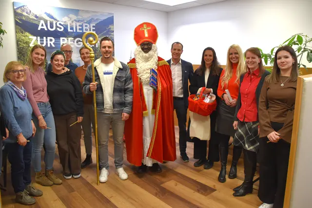 Der Nikolaus brachte bei seinem Besuch in der Redaktion kleine Geschenke mit. | Foto: Pascal Pali
