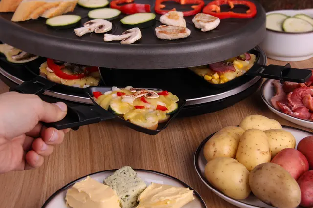 Raclette oder Fondue sind zu Weihnachten und speziell zu Silvester ebenfalls sehr beliebt. | Foto: Panthermedia/Tiagoz