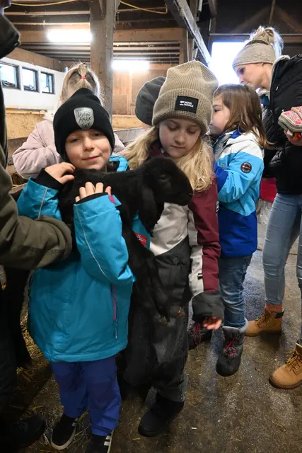 Manche Lämmchen konnten die Kinder auf die Arme nehmen, ein ganz besonderes Highlight.  | Foto: Königer