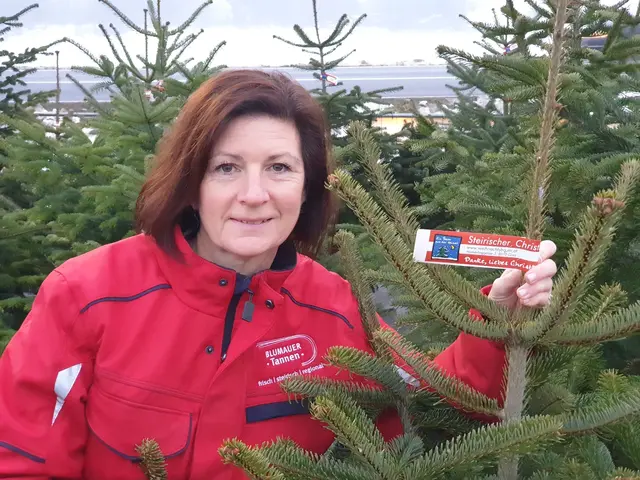 Alexandra Paar hegt und pflegt gemeinsam mit ihrem Mann Johannes in Kleinsteinbach die „Blumauer Tanne“. | Foto: Familie Paar